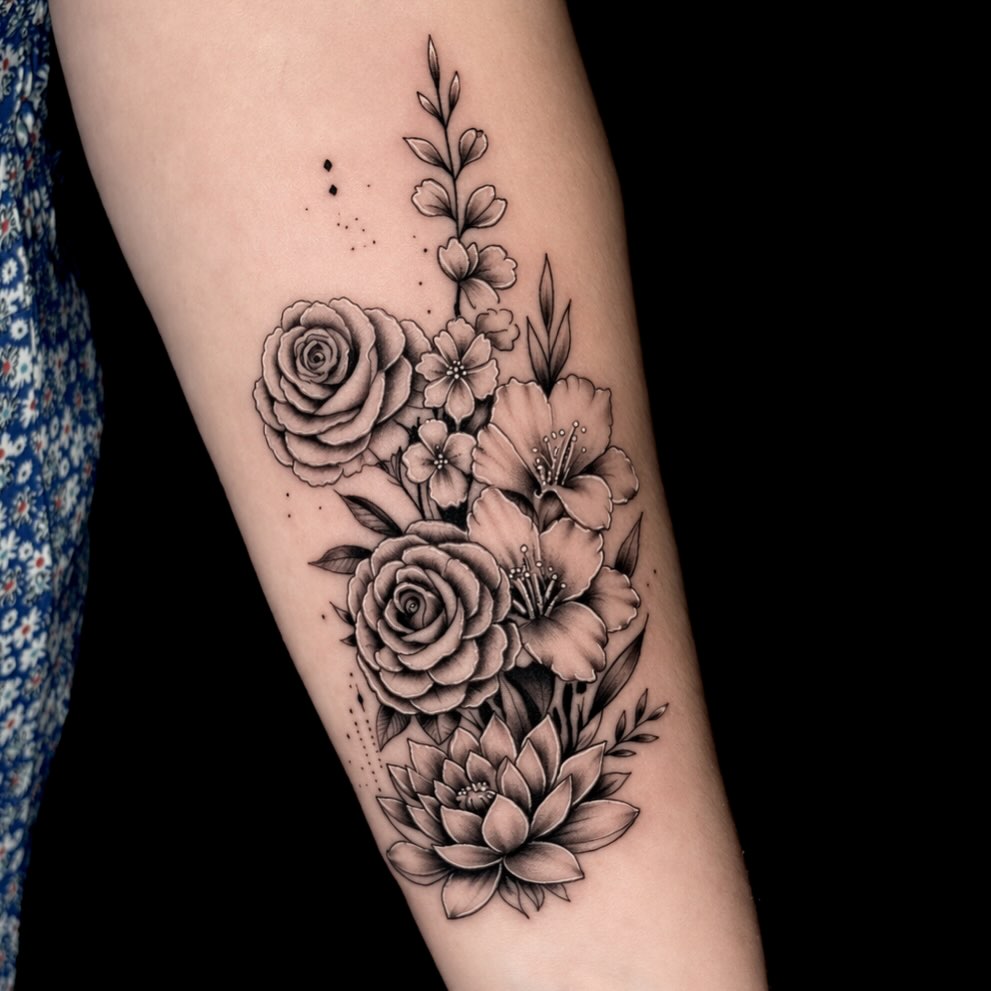 Petite compo bouquet floral , merci pour ce jolie projet . Je t ai fais mon premier tatouage il y a 7 ans … et on se revoit pour ton deuxième . Merci 