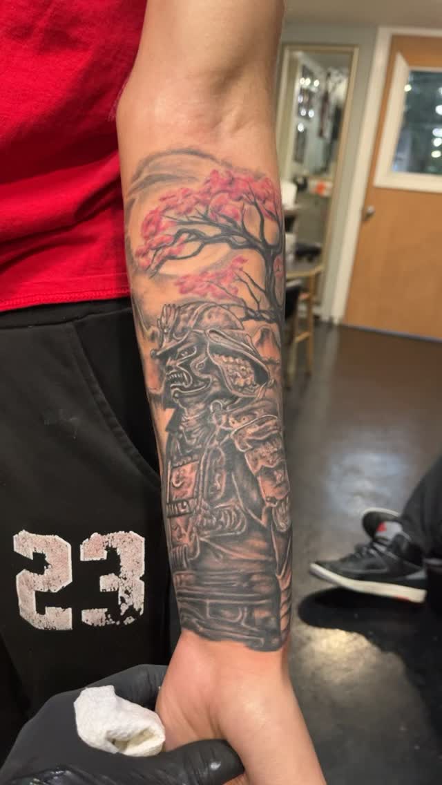 Yes sir!!! Got the chance to finish this piece. Iiii like it. I didn’t design this piece. But it was fun to tattoo. #tattoo #tatuaje #samuraitattoo #h