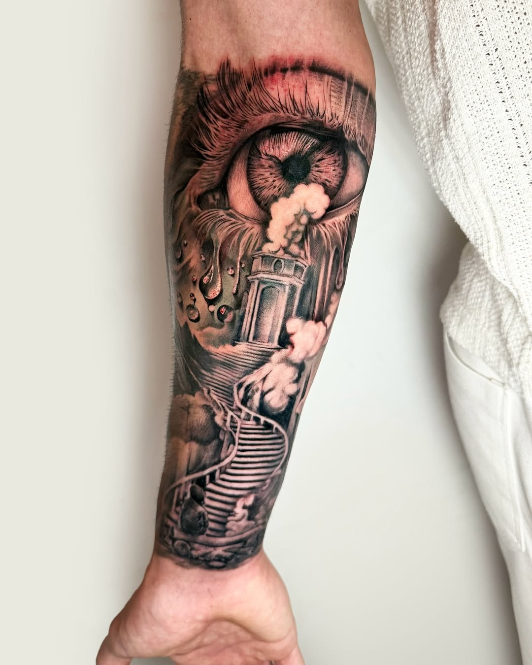 Un viaggio interiore: lacrime che si trasformano in sentieri e scalinate che salgono fin oltre le nuvole ✨

RESIDENT ARTIST @cdvtattoo 
Per info e app