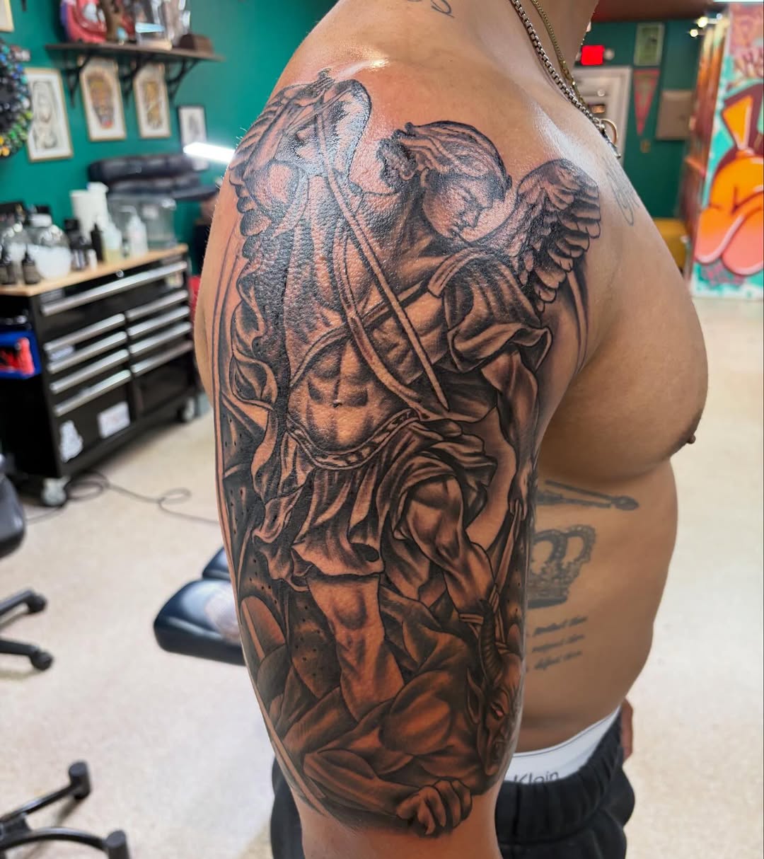 This was a one shot tattoo that took about 8 1/2 hours, if interested in a large scale day rate piece, DM for information! Had a tone of fun doing thi