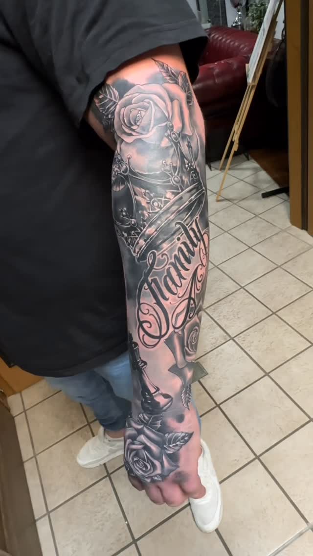 Ein CoverUp Tattoo für Mike . 

#tattoo #tattoos #nofilter #ink #crown #rose #family #blackandwhite #gray #nettetal #kaldenkirchen