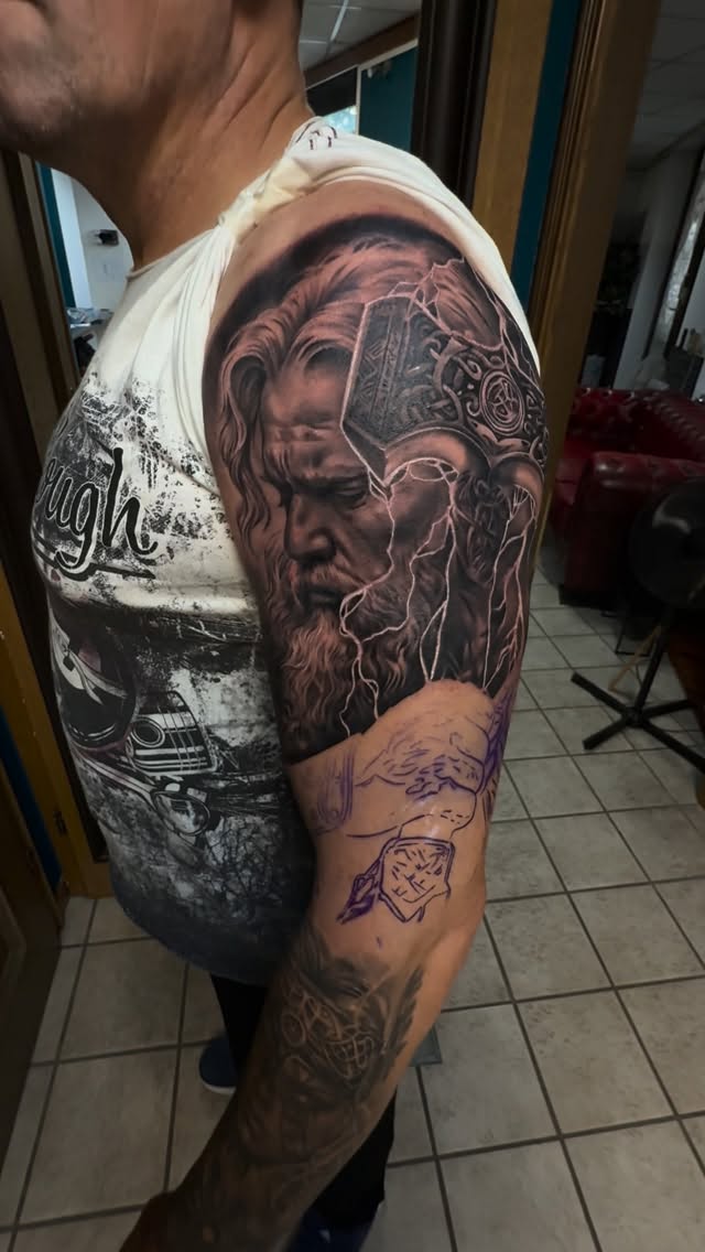 Ein Thor für den Michael . #viking #vikingtattoo #thor #hammer #light #nettetal #kaldenkirchen