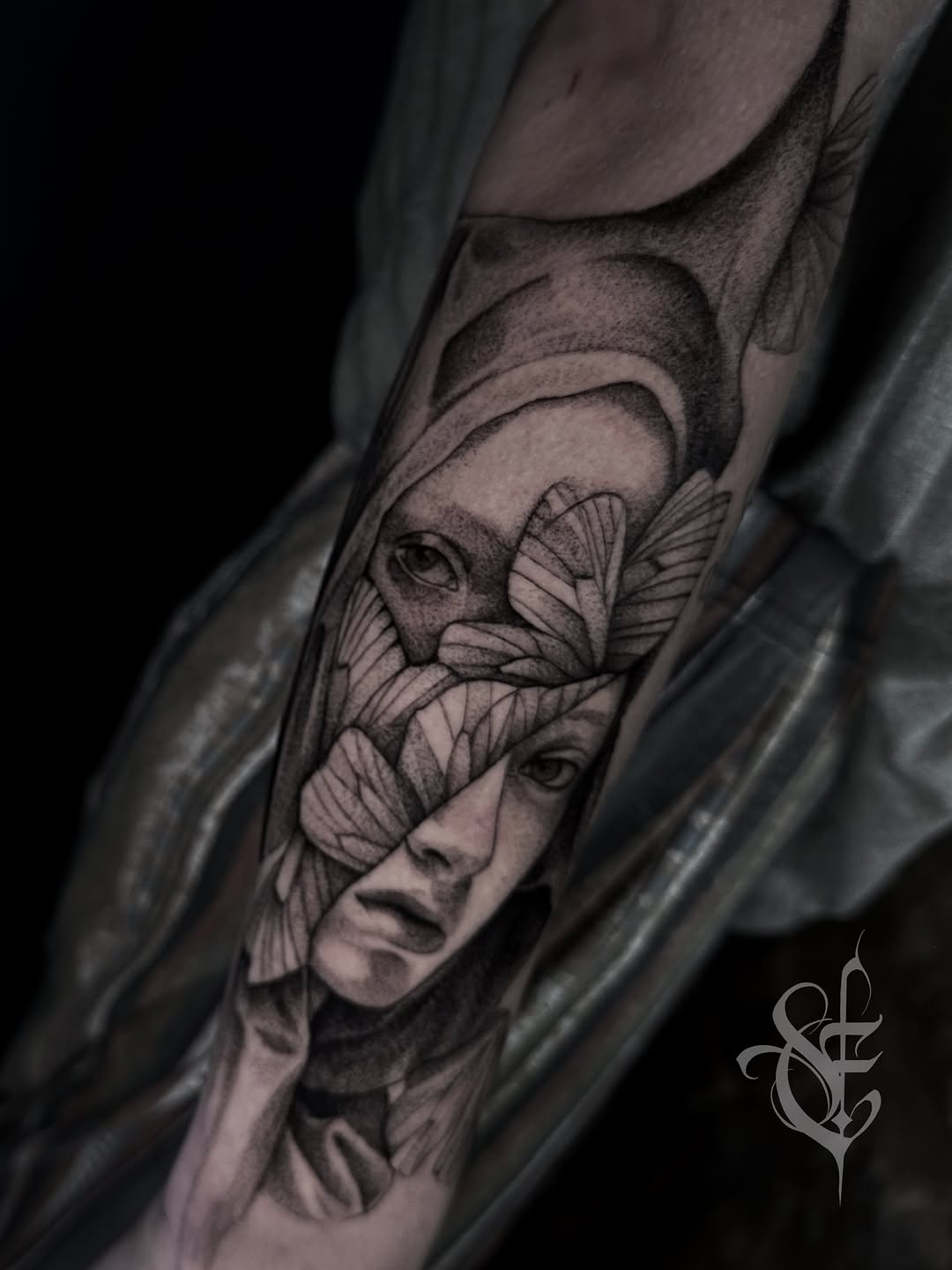 Sous les ailes fanées du silence,
un regard perdu cherche l’écho,
d’une âme oubliée par le temps

Merci @coup2chapeau pour ce projet de folie 
J’adora