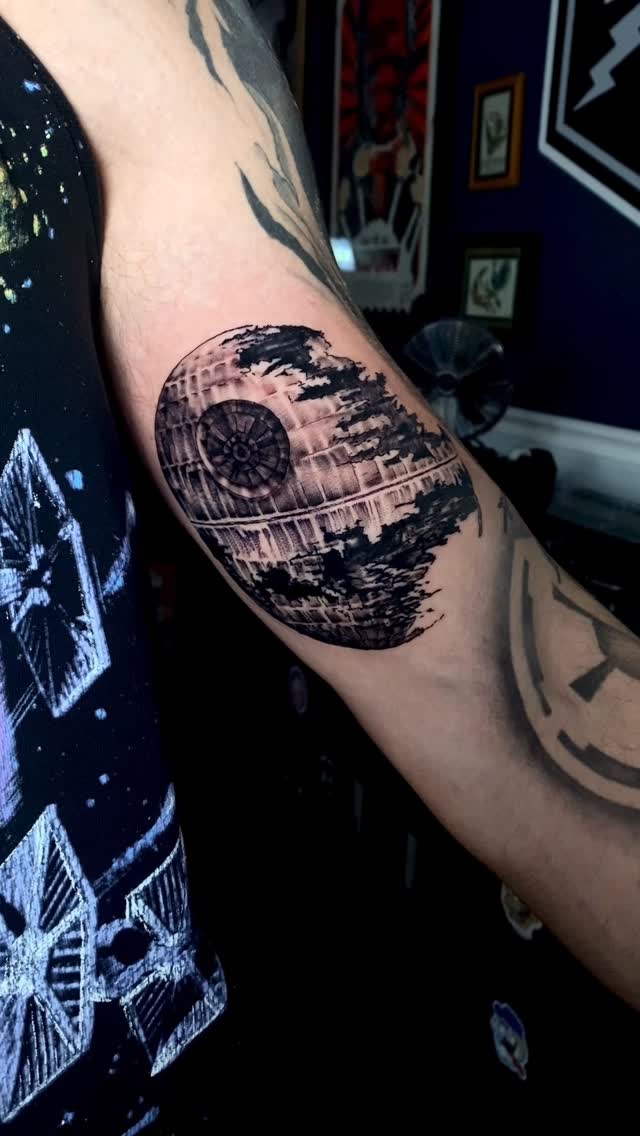  Death Star ✨ by the amazing @handsometomtattoos 
.
@jconly_official 
@jconlyglobalshop 
.
#starwarstattoo #deathstartattoo #starwarsfan #starwarstatt