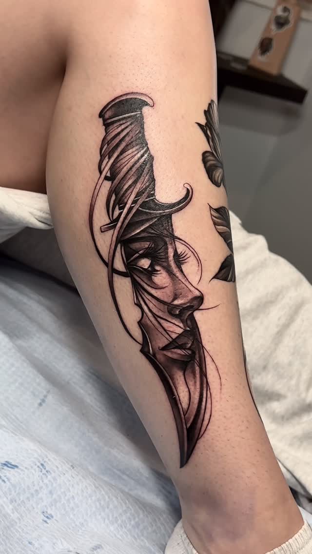 Dagger ️ by the insanely talented @nickkemptattoo 
.
Info in bio to book your next consultation 
.
#tattooideas #tattoosnob #toptattoos #legtattoos #t