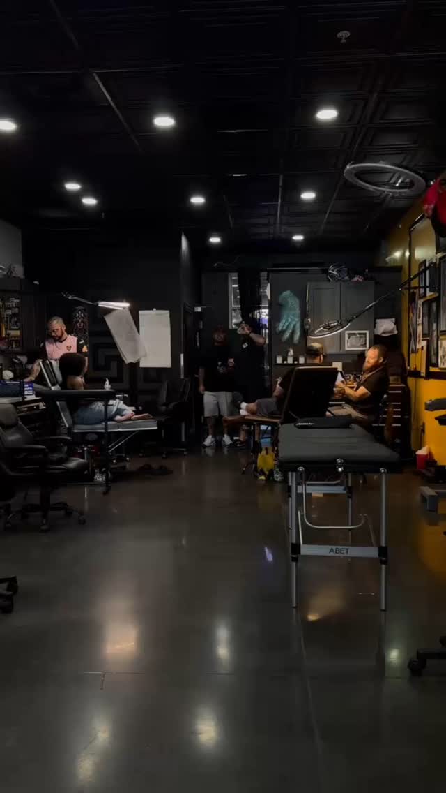 Just a quick look in the day of the life of eleven mag tattoo thank you all for watching
Video cred @likhang_tinta