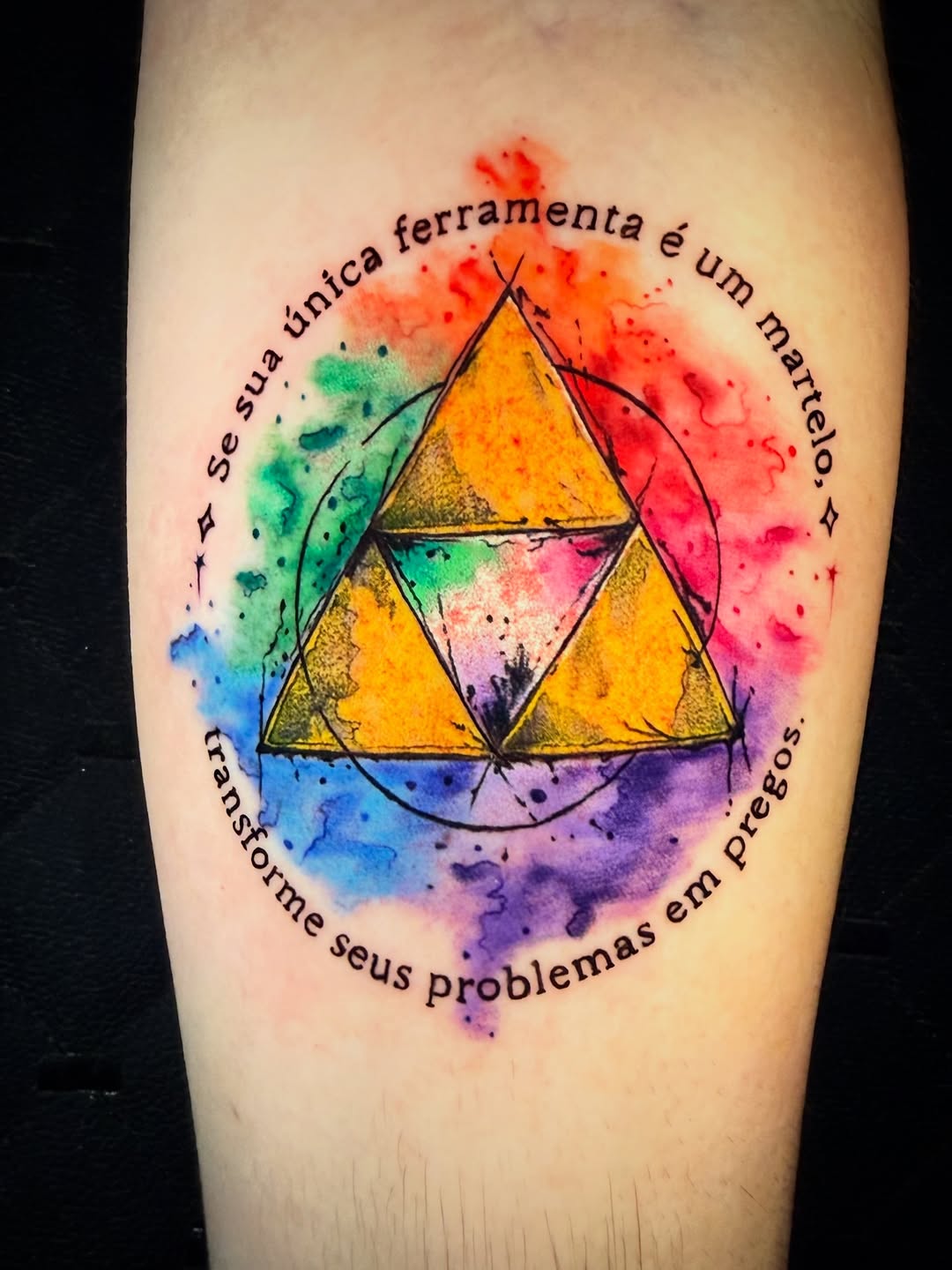 Hoje tive a honra de tatuar o Triforce, símbolo de um dos jogos mais magníficos de todos os tempos, na pele de @taypedrotti . Foi uma sessão especial,