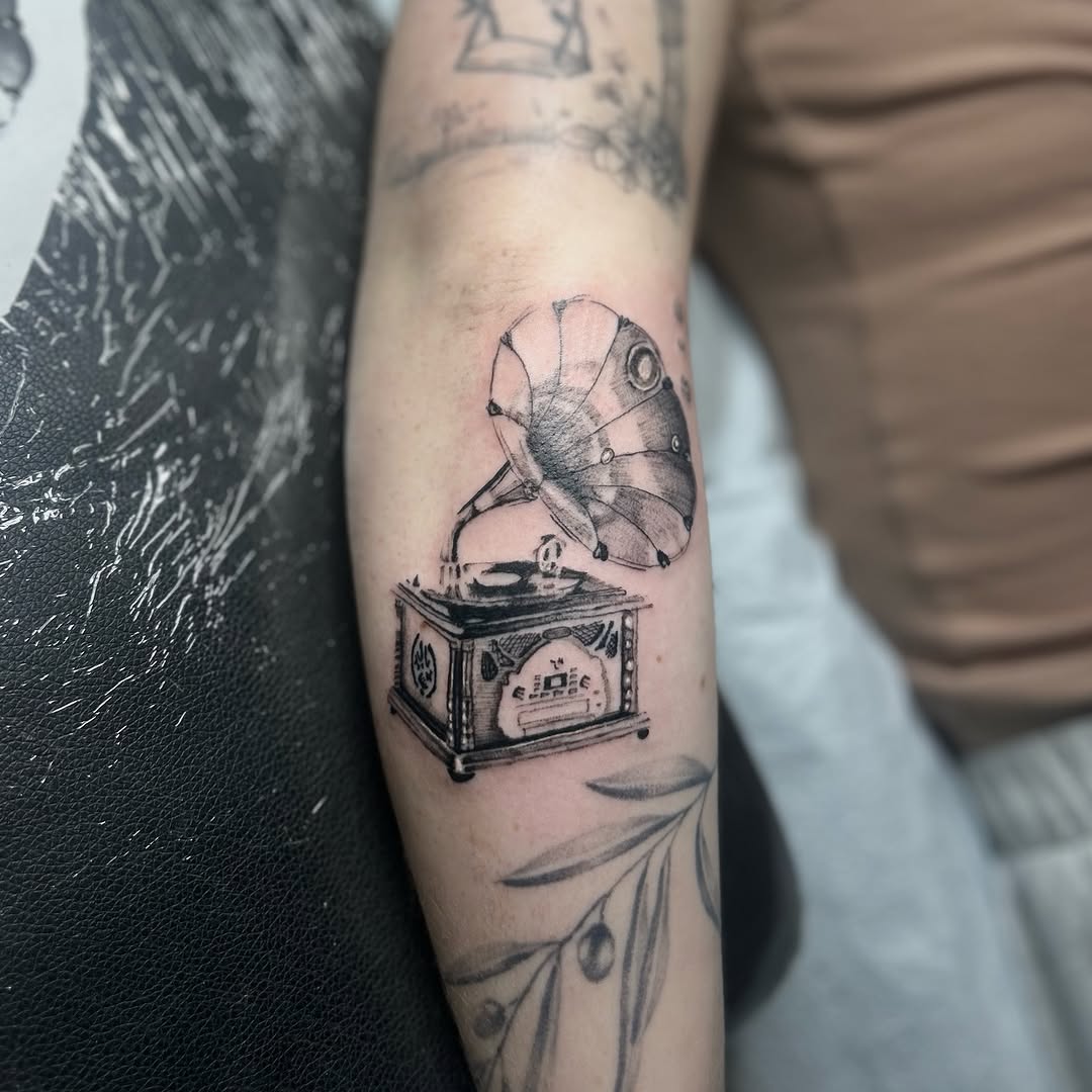 Fun gramma phone from my flash I was able to do for Lauren, thank you for your continued trust with your whole arm!!✨ 

Love to do more in this style 