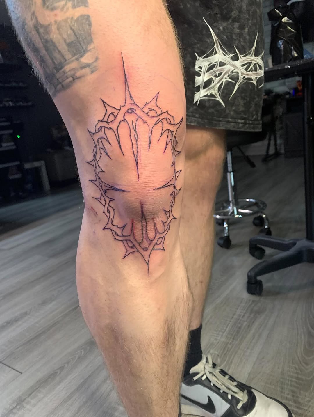 Crown of thorns, still have some shading to do but so happy with how it’s turning out!
.
.
.
.
.
.
.
#tattoo #tattooapprentice #thorn #crownofthorns #