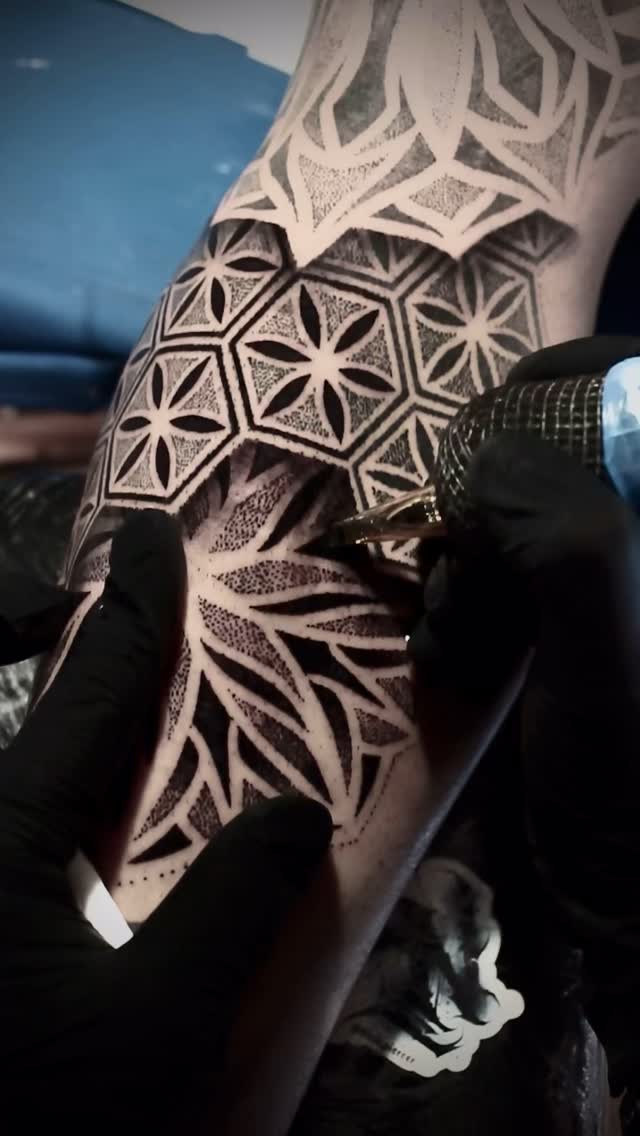 •Puntillismo geométrico•

Muchas gracias por la confianza en mi laburo @axeelblancoo , me encantó diseñar esta pieza y tatuarla , gracias por la buena