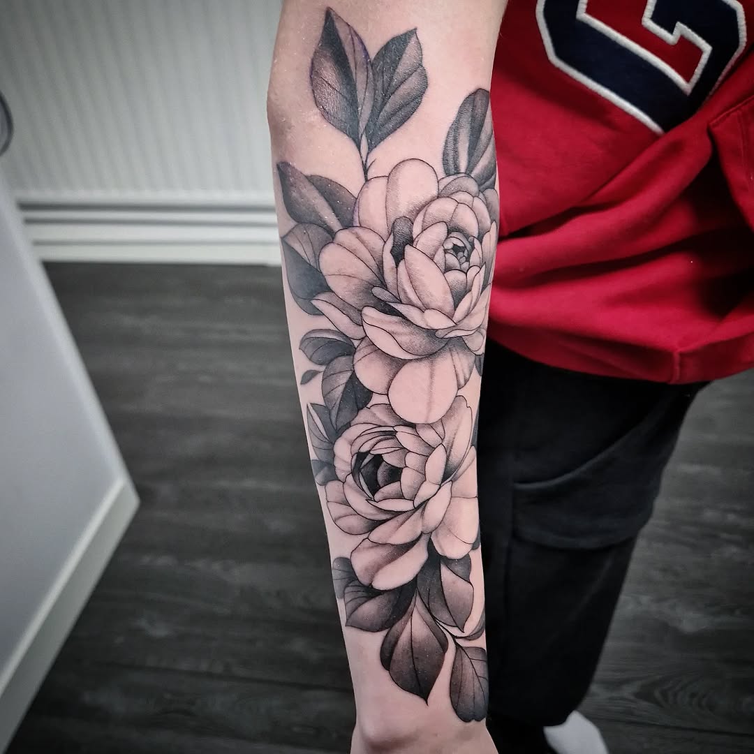 

#ladypaintattoo #tattoo #flowertattoo #blackandgreytattoo #peonytattoo