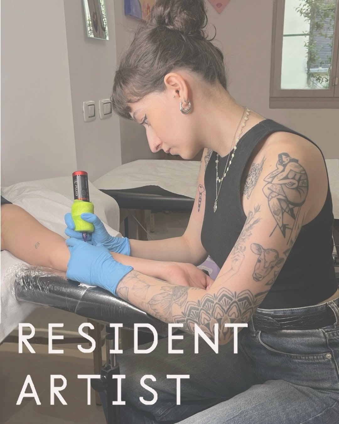 La seconda resident del @monamour_tattoo_atelier é @blackdot_ttt 
Una tatuatrice di Torino che, dopo due anni di lavoro a Milano, si è stabilita a Pia
