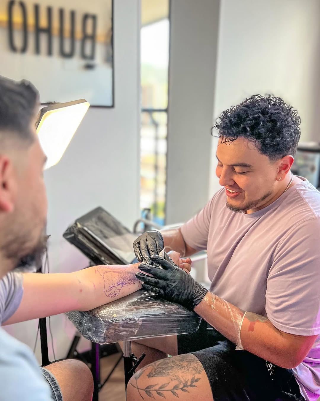 ⚡️ Con amor y pasión sin perder la magia que conecta con cada historia. 
Trabajo con dedicación y precisión para que cada línea refleje tu esencia y s