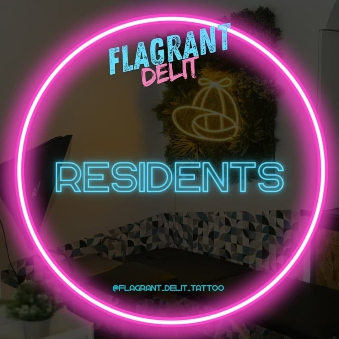 SWIPE ➡️➡️
Le collectif Flagrant Delit ce sont des artistes tatoueurs aux styles variés et complementaires.
Que ce soit realiste ou graphique, noir &