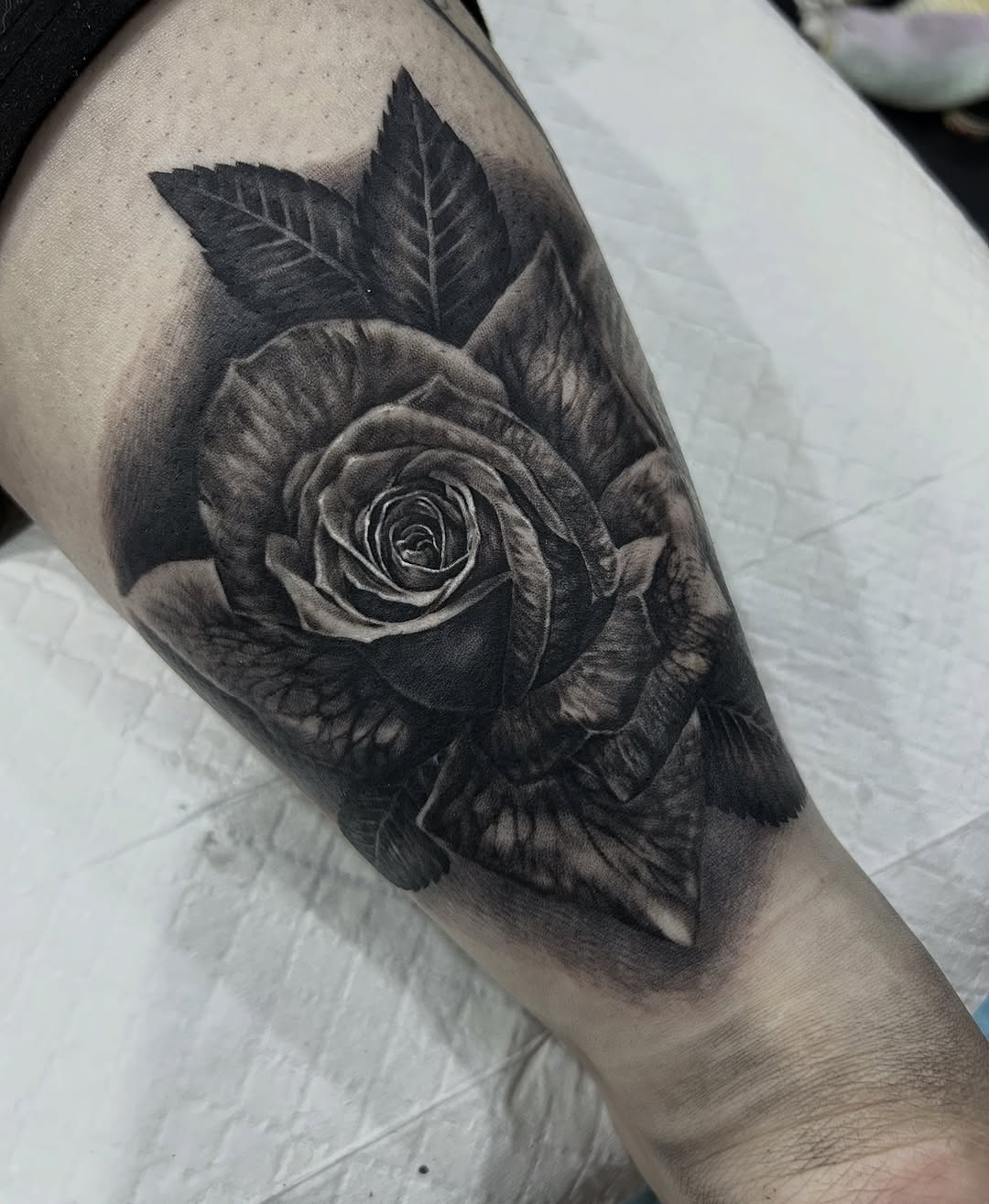 Practice rose done for the lovely @heyyitsvonayy ! 
Thank you @deanclarkeart for your guidance! 

@sonder_ink_tattoos 
@mmtattoosupplies 
@bodygraphic
