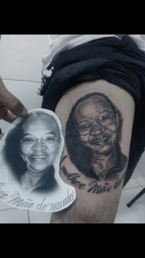 Uma homenagem linda eternizada na sua pele, foi esse o intuito do meu cliente com essa tattoo de sua mãe !
Comente para quem você faria uma homenagem
