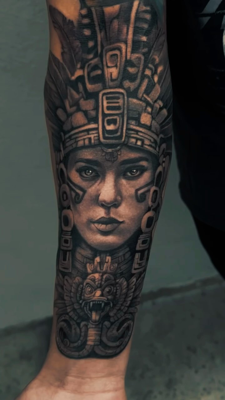 Another absolute insane work of art by @leo_funhousetattoos. Aztec Princess in black and grey. 
.
.
.
.
.
.
.
.
.
#blackandgreytattoos #blackandgreyin