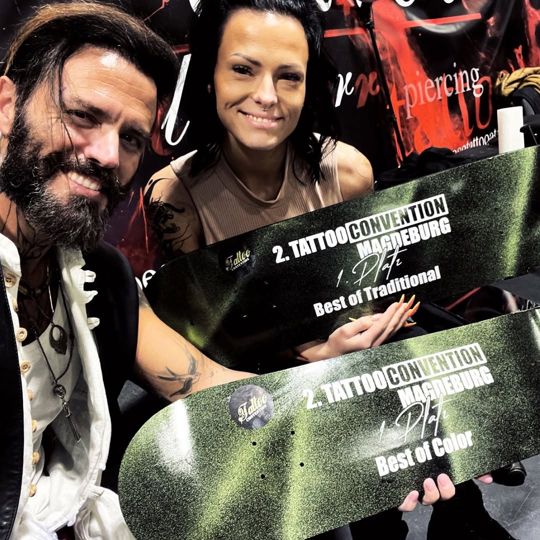 So we did it..
1 st PLACE BEST OF COLOUR 
1st PLACE BEST OF TRADITIONAL
..in  @dietattooconvention 
Thanks to my team @rosetattooatelier 
My sponsors 