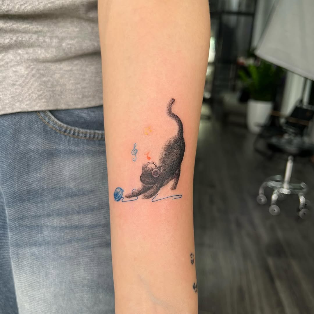 Mèo xinh đè hình cho bạn khách  
  
------------------------------
/: 
  :  ,  ,  
 :    ,  ,  
: .
#tattooistgirl #minitattoo #hanoi #thoxamnu #bling