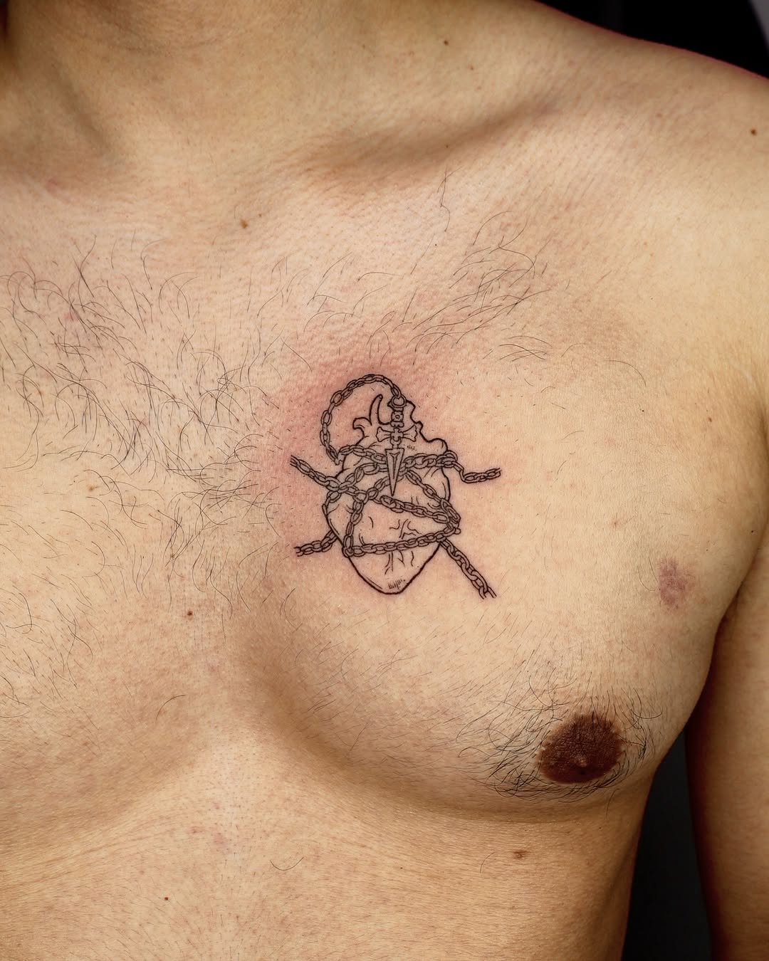 Este tatuaje es el recordatorio de que el corazón no es prisionero de su pasado, sino el arquitecto de su propia fuerza.
.
.
.
#BogotaArt, #TatuajesBo