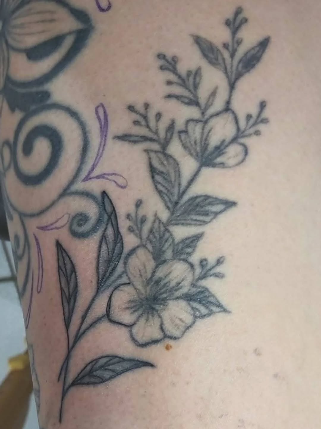 All healed and good as new! ✨
I had the pleasure of doing a touch-up on this older tattoo, giving it the boldness and clarity it deserved again. It’s 