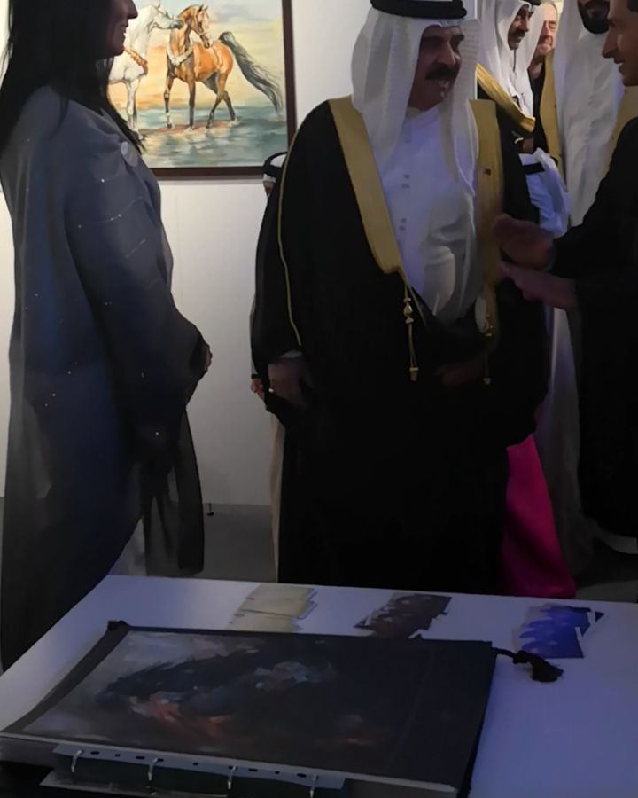 MARA'EE 2019 and His Majesty The King of Bahrain visiting my artworks. Great honor for me, His Majesty owned 2 of my works to his art collection ♥️#Ba