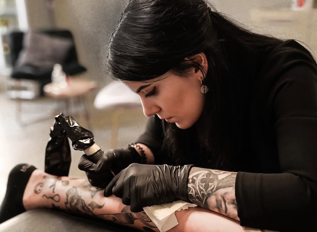 Artist Vorstellung: Lisa ✨
Lisa ist seit 2019 im Tattoo-Game und hat sich 2020 mit ihrem eigenen Studio Holy Heart Tattoo ihren Traum erfüllt. Seit Ap