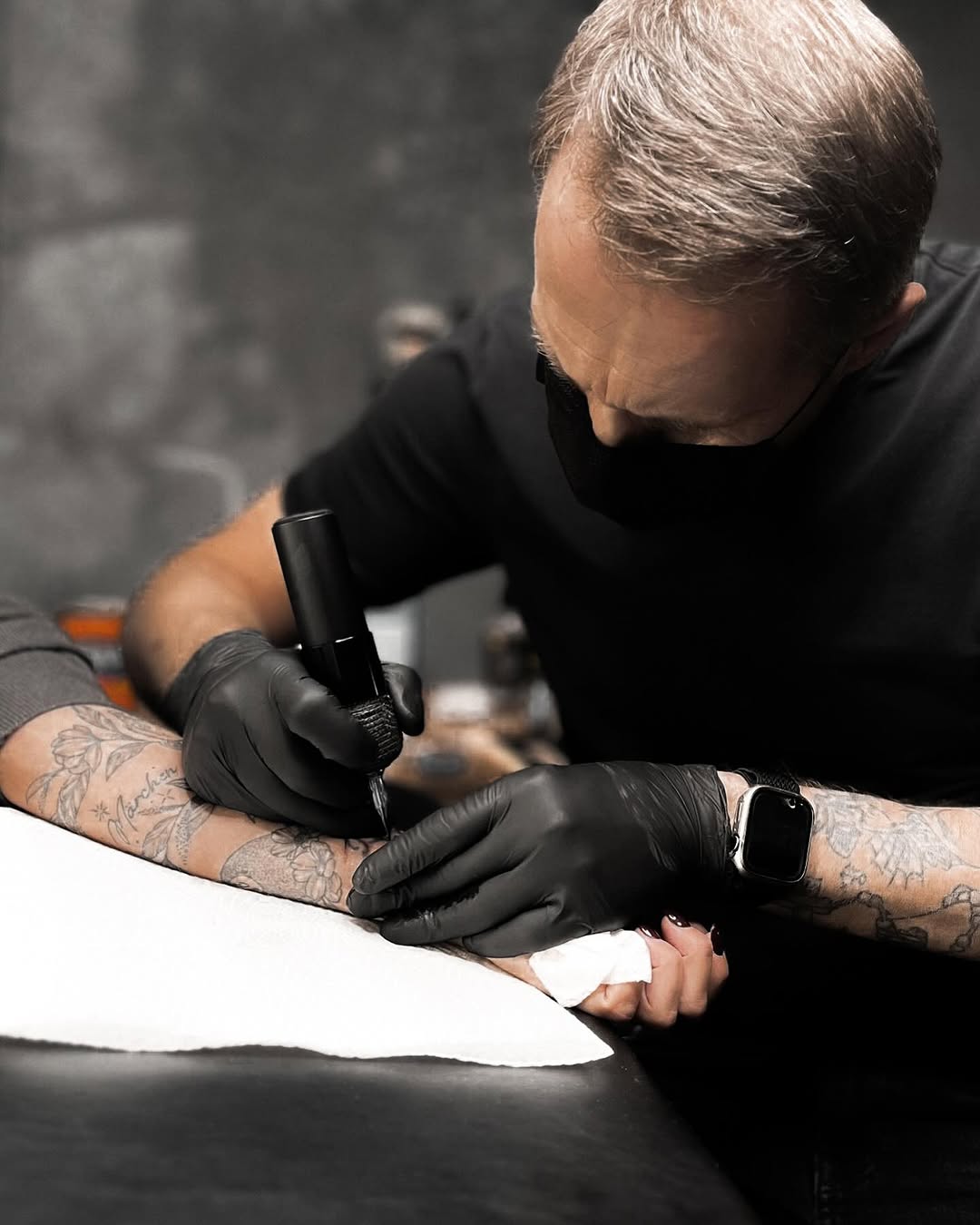 Artist Vorstellung: Mike 
Mike schreibt seit 2016 seine Tattoo-Geschichte bei Inked Stories – und hat im April 2025 zusammen mit Lisa das Atelier Tatt