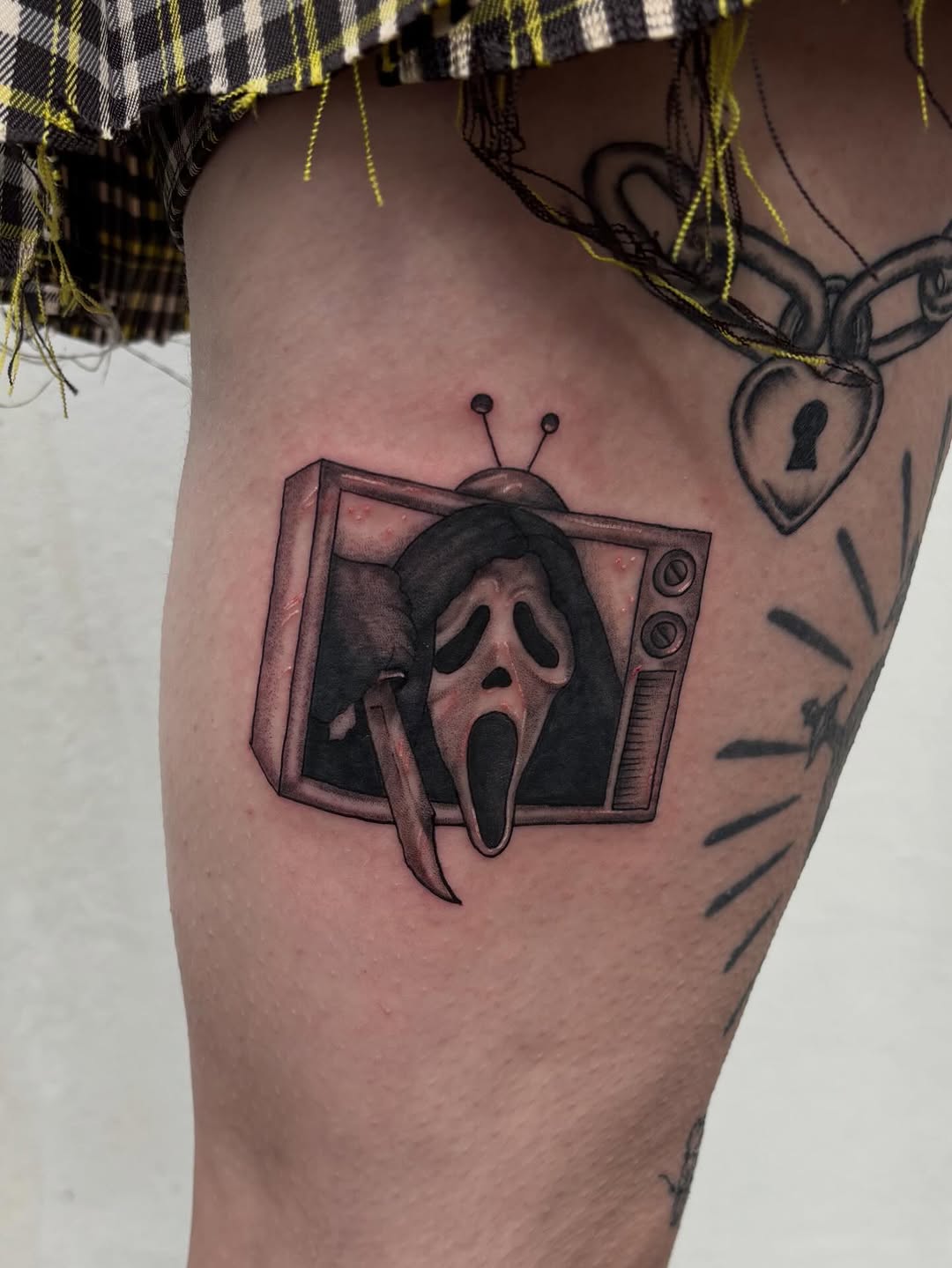 ❗️AS SEEN ON TV❗️ 
ghostface piece for @sophie_fosterxx ‍↔️
for any horror bits shoot me a dm or email!
 hedonist.tattoos@gmail.com
-
#ghostfacetattoo