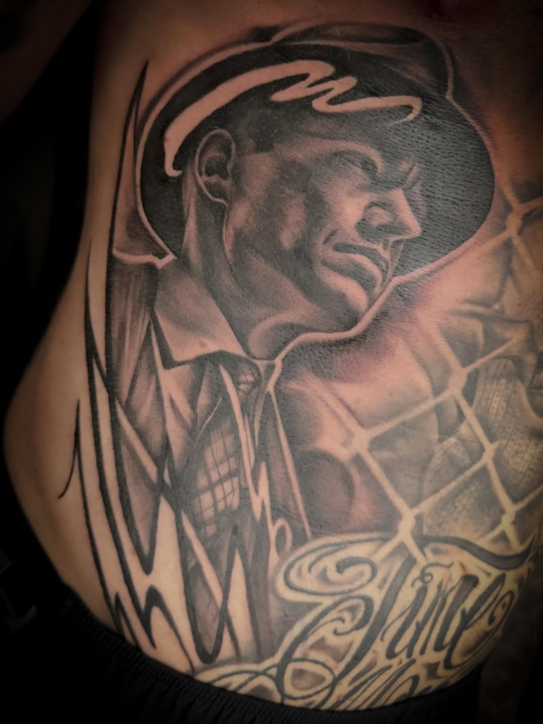 Filling up the space on @lewisok93 torso…

DM to book

@inkfusiontattoo

@sullenclothinguk
@thestudio_bristol
#sullenfamilyuk

Sponsored by
@mothtatto