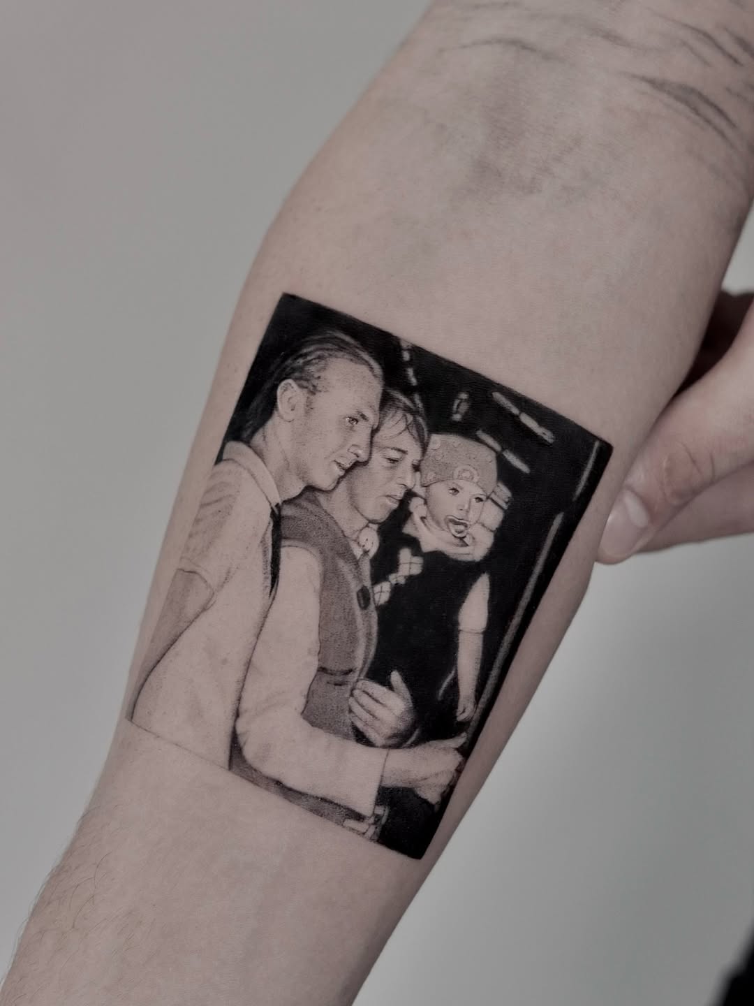 In ricordo dello zio 

#microrealism #microrealistico #micro #realistic #portraittattoo #portrait #flowers #tattoo #finelinetattoo #finelinetattoos #f