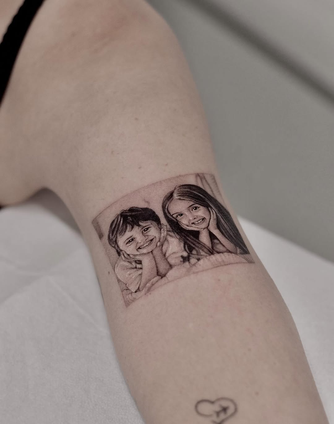 Non è solo un tatuaggio, è amore inciso per sempre

#tattoo #microrealistico #sontattoo #fineline #realistictattoo