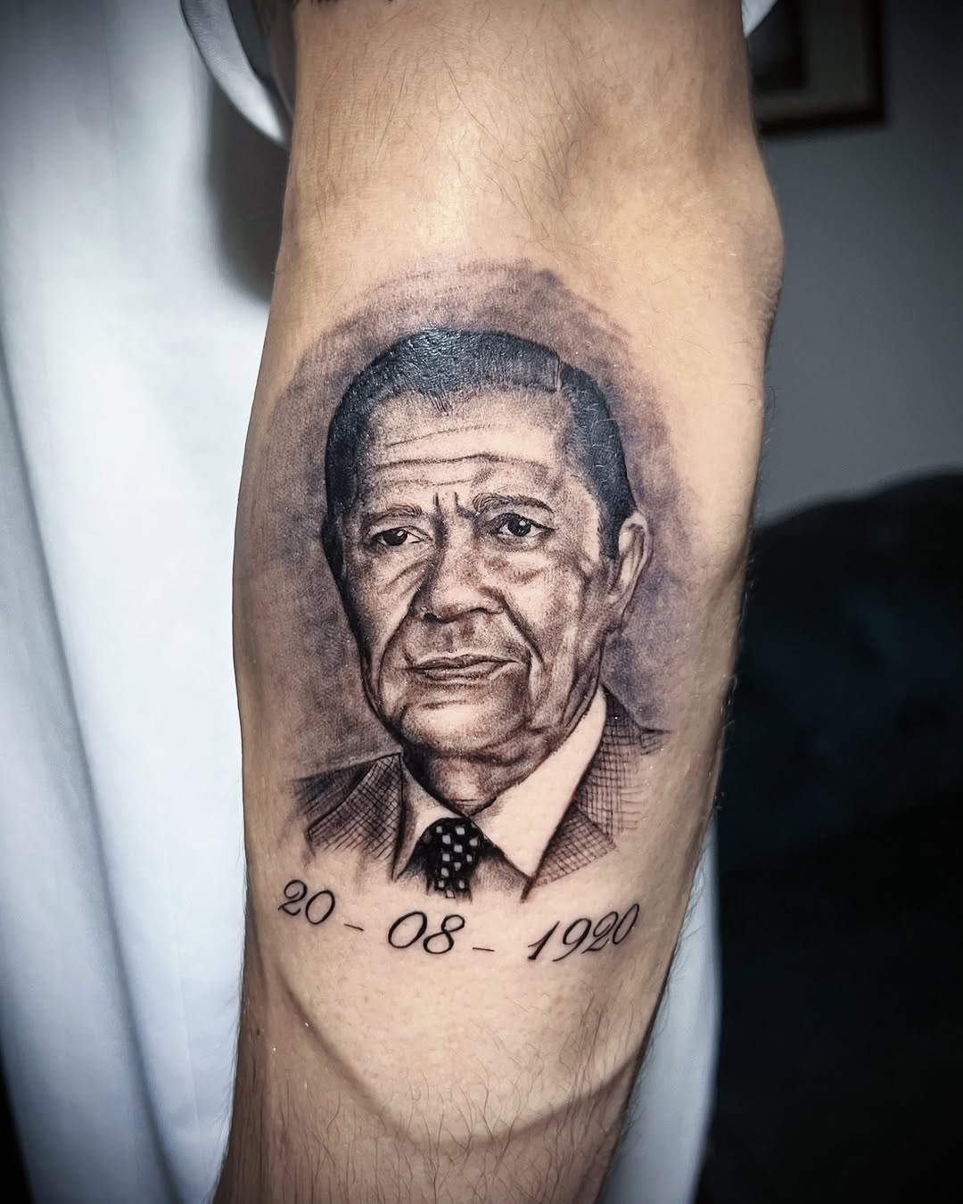 ¿Listo para ese tatuaje que has soñado? Mi agenda está disponible para crear piezas personalizadas y cargadas de significado. Reserva tu cita y llevem