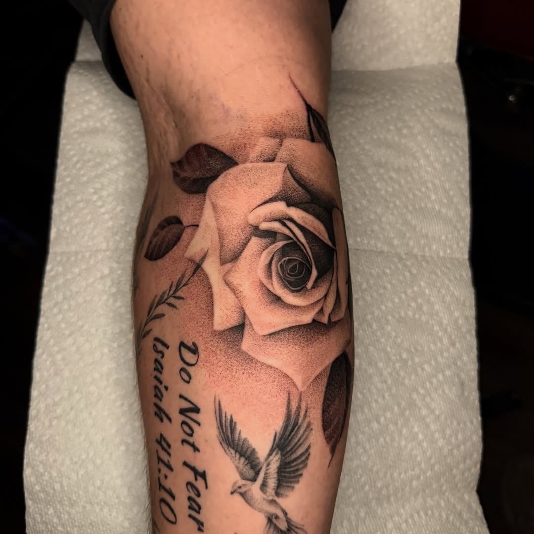 Roses are red but this one’s black and grey

#rosetattoo #blackandgreytattoo #tattooshop #tattoos #tattooartists