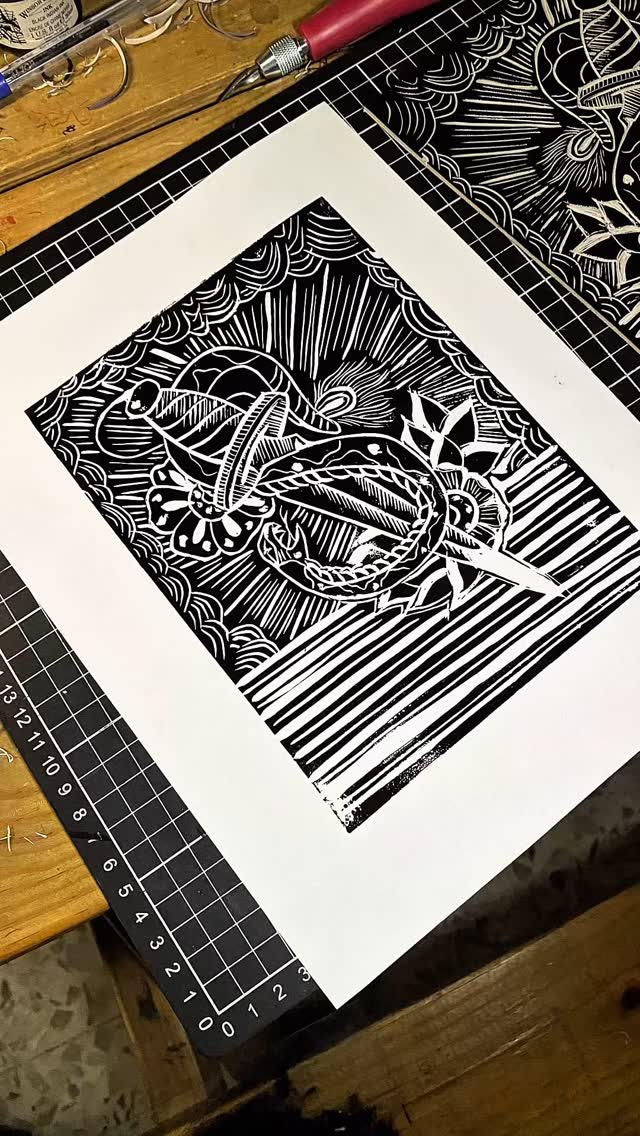  DAGA CON SERPIENTE 

Imprimir con linóleo es otra forma
de tatuar para mí. Cada pieza es única, hecha a mano, con la misma pasión que pongo en la pie