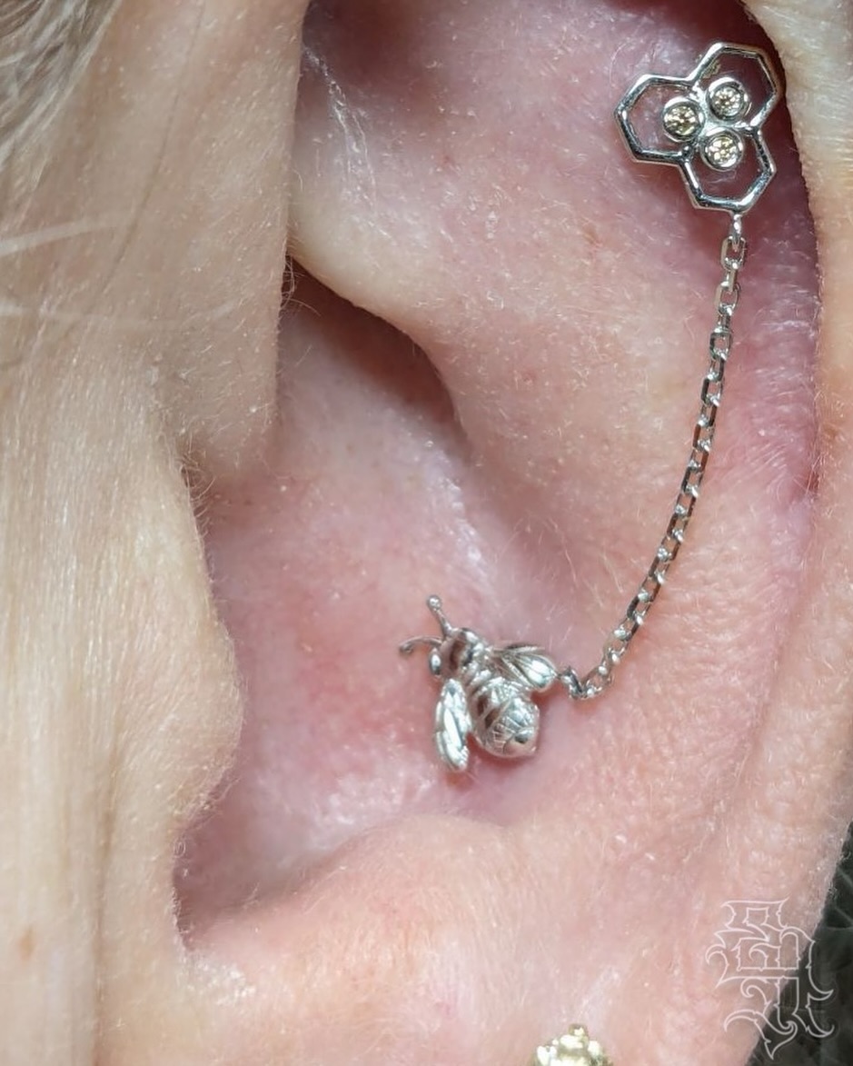 “Oh honey “ is right✨
Curated conch and helix(healed) to accommodate 
 Mrs Kim’s beautiful 
Solid 14k white gold bee paired with three  Champagne CZ’s