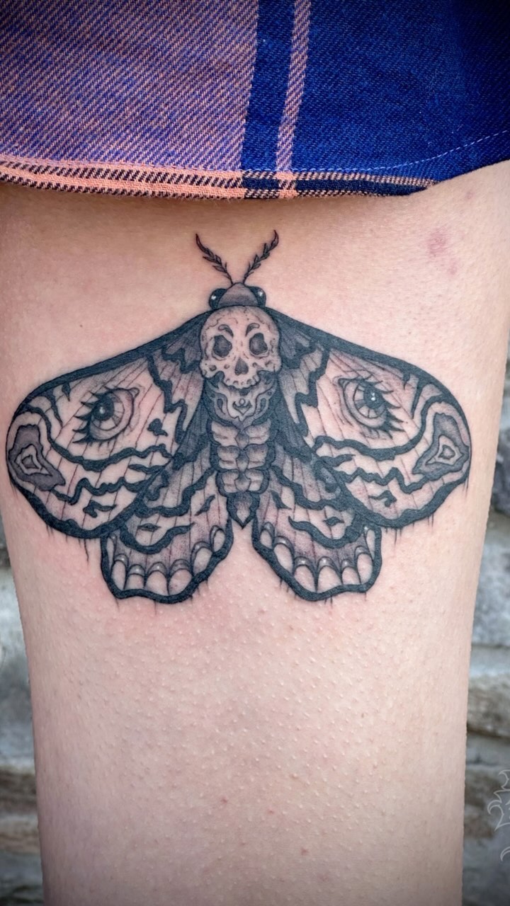 Creepy+Cute moth for Miranda ✨

#moth #nature #creepy #insecttattoo #teeth #alwayswatching #thightattoo #blackandgrey #dbreinktattoo #bodymodsbyember 