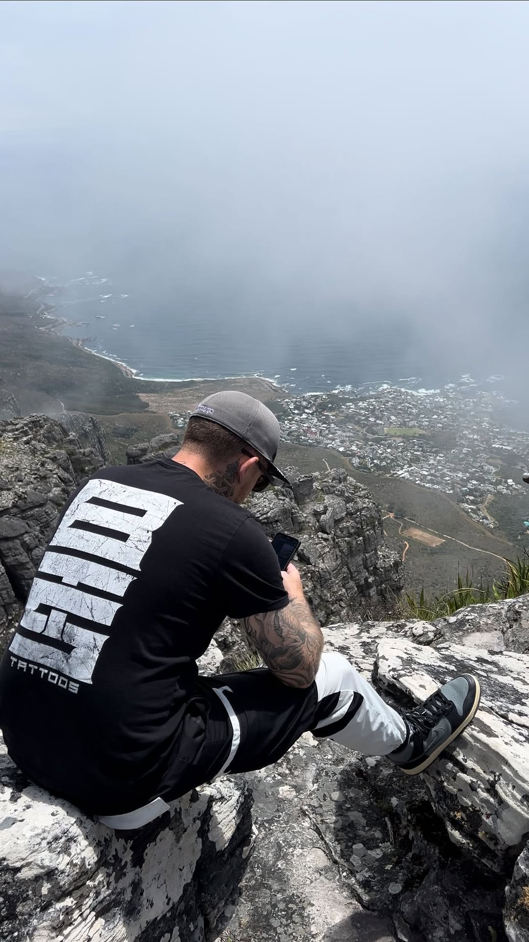✖️Adventure tattooing ✖️
On the 18th of November 2023 I decided it would be a great idea to go tattoo on top of Table Mountain which is crowned as on