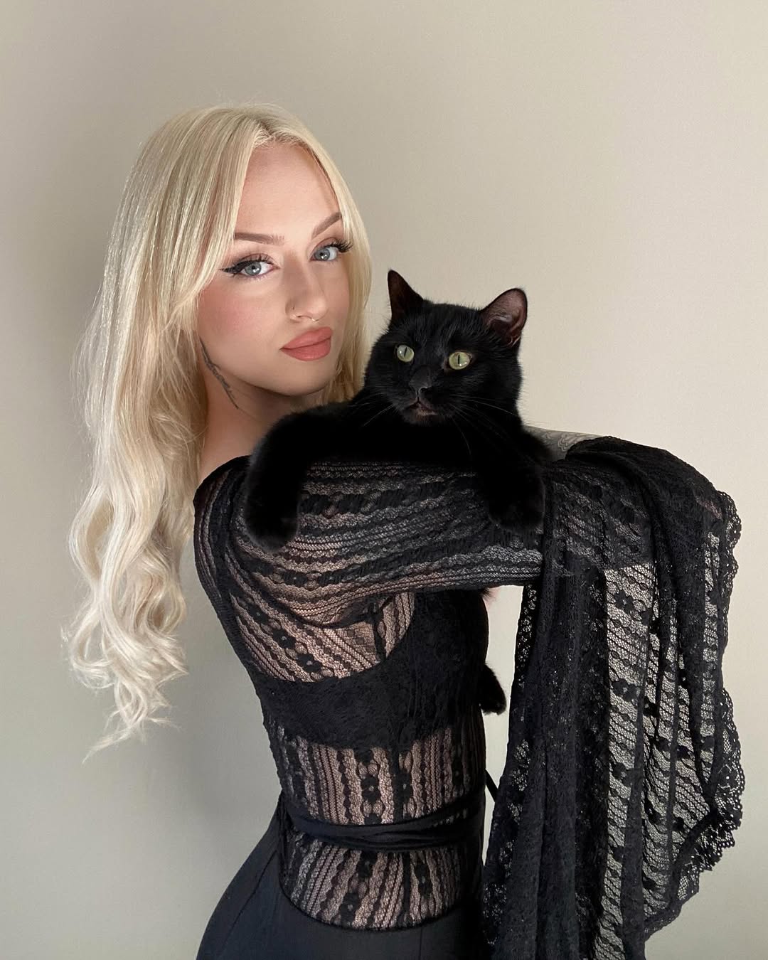 ༶ MEET THE ARTIST ༶ 
I thought a reintroduction was due, my name is Kelsey. I’ve been tattooing for about 5 or 6 years (I say that because of the pand