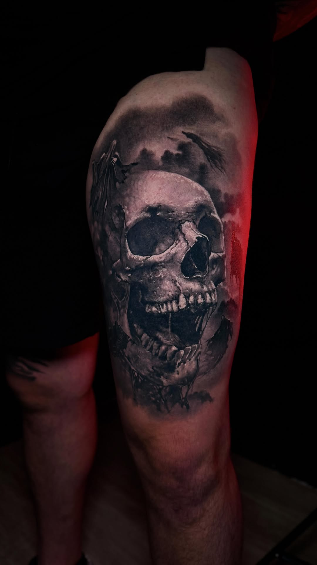 Нарешті ділюсь повністю загоєною роботою. ❤️
На все пішло 3 сеанси. 
При підтримці @biotatum.pro

#tattookyiv #татукиїв #tattoostyle #blackandgreytatt