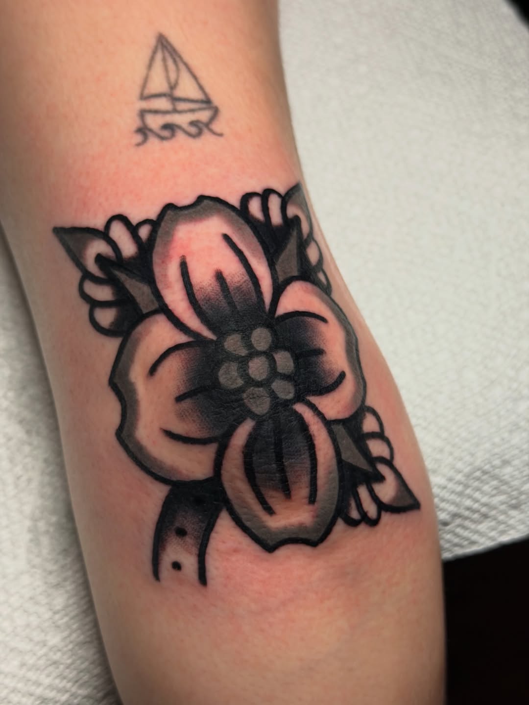 Dogwood Flower on the elbow for TJ 
☎️DM TO BOOK☎️ 

Located at the one and ONLY 
@happydazetattooaz 
@happydazetattooaz 
@happydazetattooaz 

#tradit