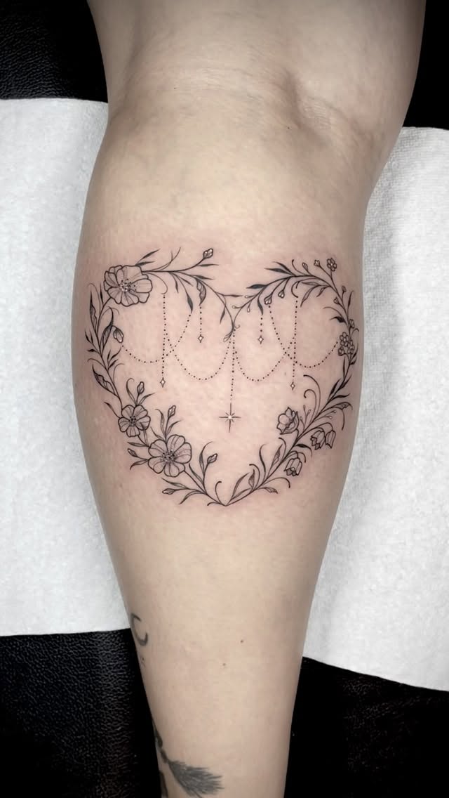  floral hearts and sparkles ✨ 
.
#blackwork #dotworktattoo #gothictattoo #dotwork #tattooartist