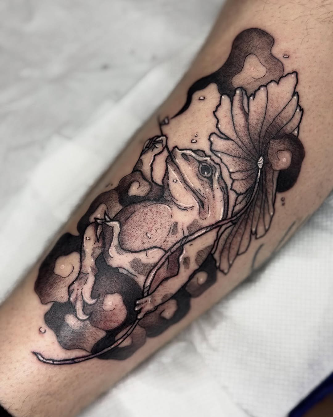 Ranita hecha en @retrotattoopiercing para @elengendro_  estoy tan orgullosa de esta pieza Muchas gracias por confiar en mí! Espero que me pidáis más c