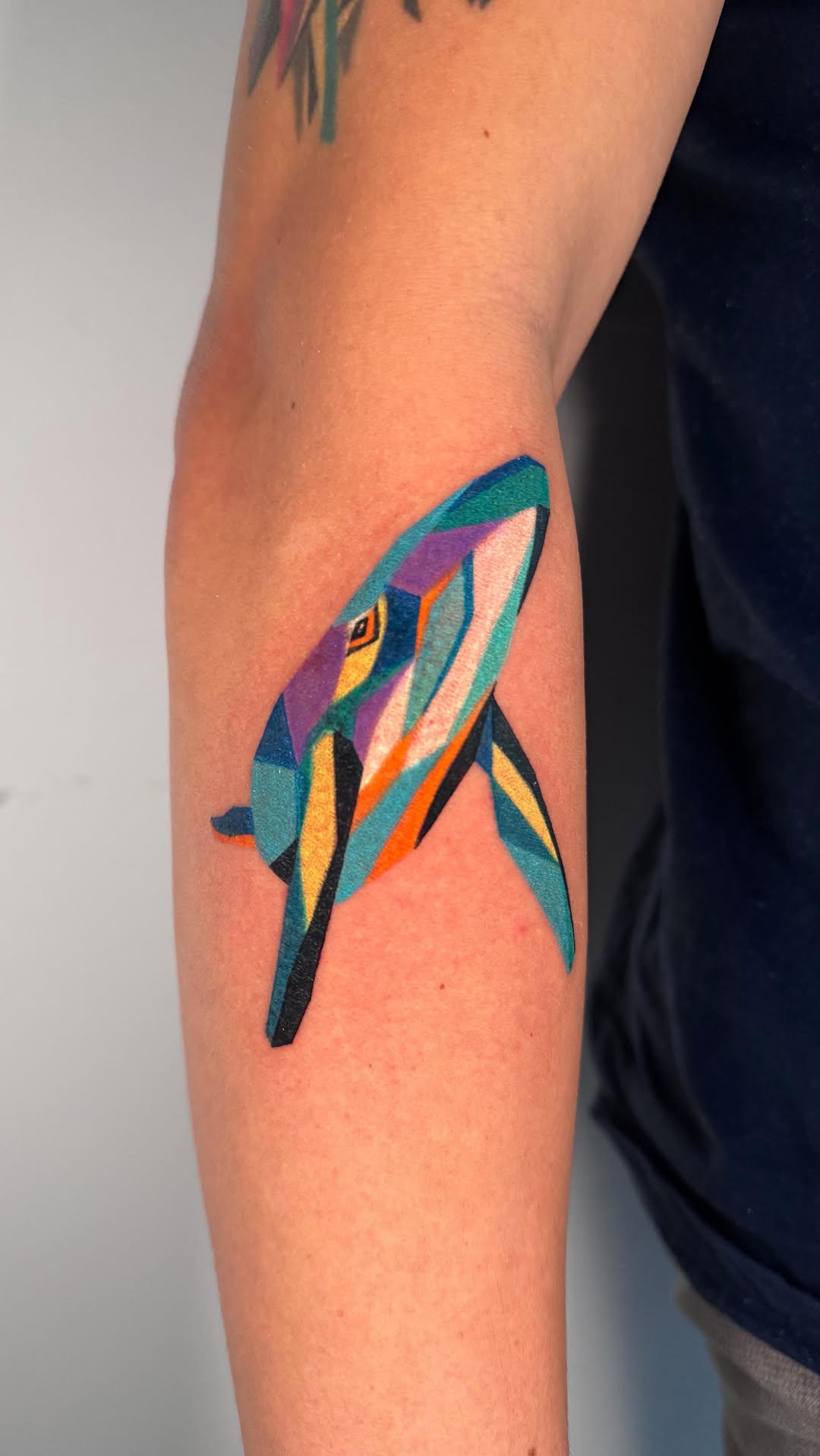 ¡Bogotá! Qué buena energía se siente por acá. 
Salió esta ballena en low poly. Me gustó mucho jugar con las formas geométricas y los colores para darl