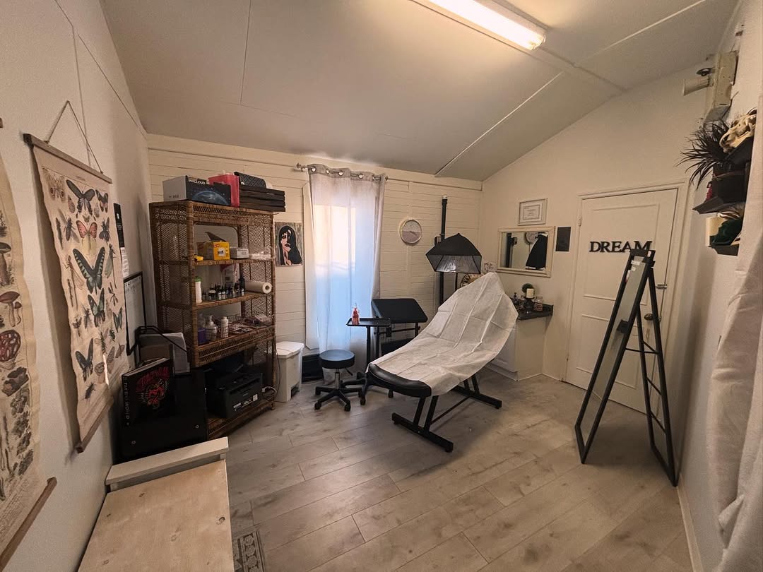 My little space
•
My space is your space.
We can chat.
We can say nothing at all.
We can blast music (my taste is terrible).
We can have snacks.