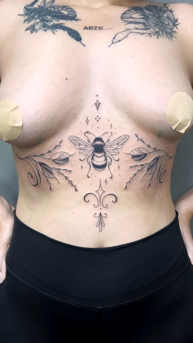 Eu amei demais essa tattoo  criado especialmente para a Michelle ❤️ 

Bora começar o ano com uma tattoo nova!! Meu whats já voltou, me manda sua ideia