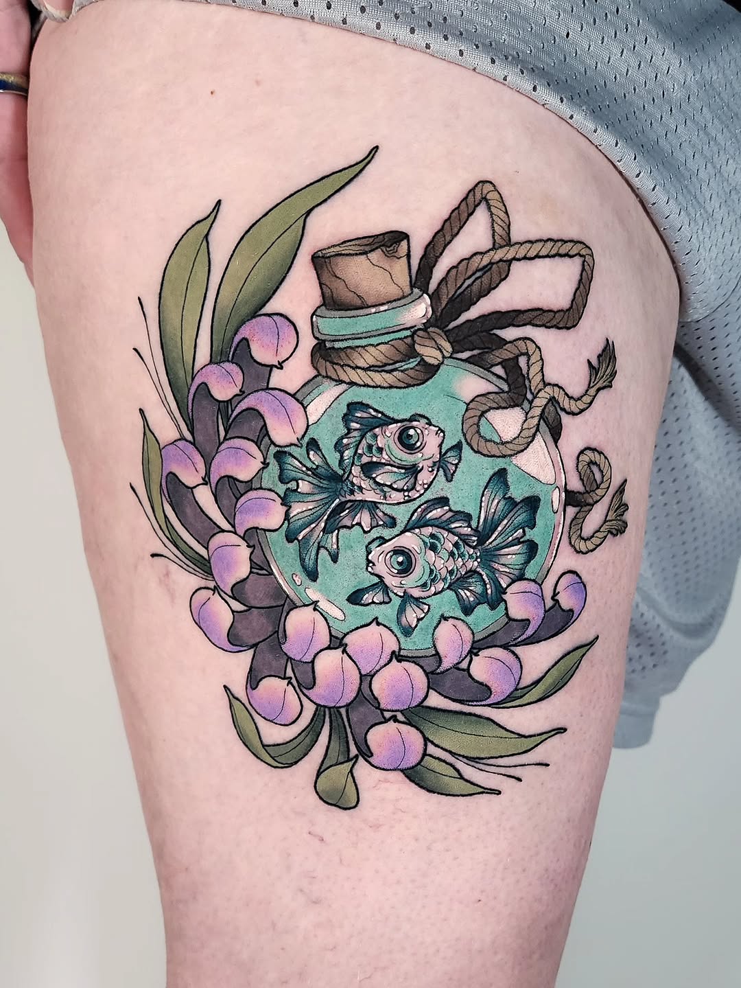 Lil goldfishies ✨️ Half healed, half fresh color.
•
•
•
•
•
#goldfish #goldfishtattoo #chrysanthemum #chrysanthemumtattoo #colortattoos