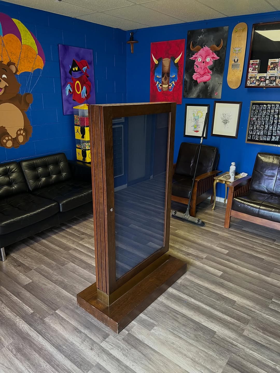 Man I’ve been a run of some good luck , found this beauty of a display case , I had intentions of putting jewelry inside it , but now I’m thinking we 