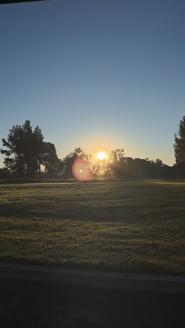 Playing a par 5 at encino the other morning. Ended up short for the bird!! 
Making these videos ain’t easy!! 
#golf #encinobalboagolfcourse #nike #sri