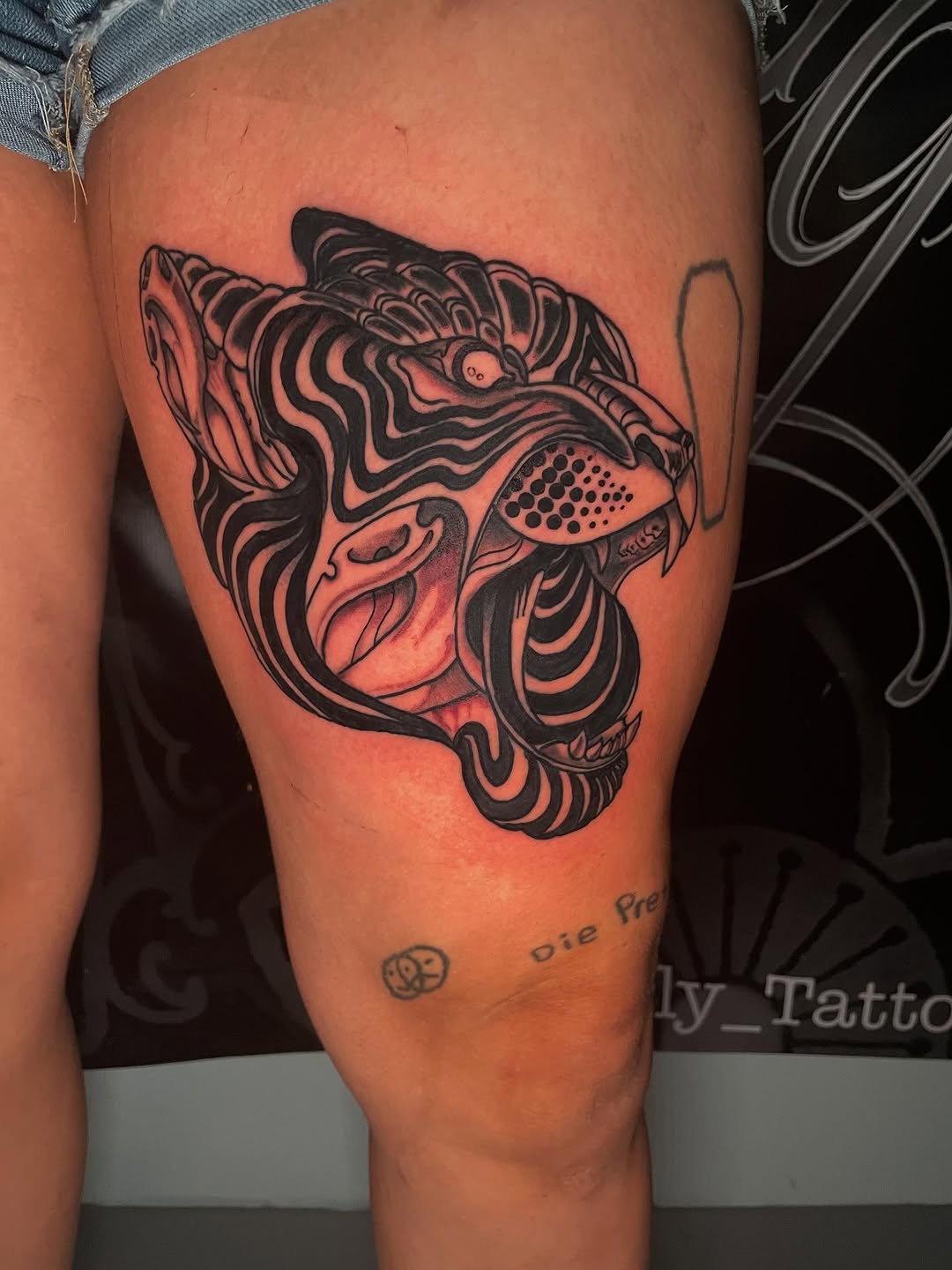 More like this please  Had so much fun with this piece and @anzsbloodyblade is a total badass! Thanks again, girl. Safe travels!

Done at @blacklotust